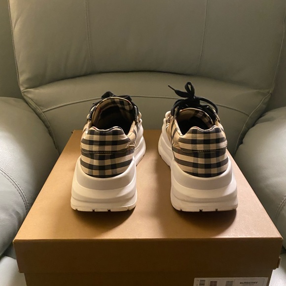 Burberry sneakers - Picture 3 of 10